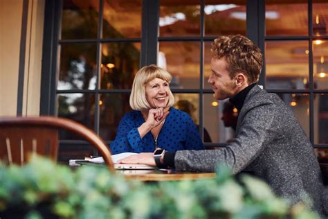 verliefd op veel oudere vrouw|Waarom sommige jonge mannen vallen voor een。